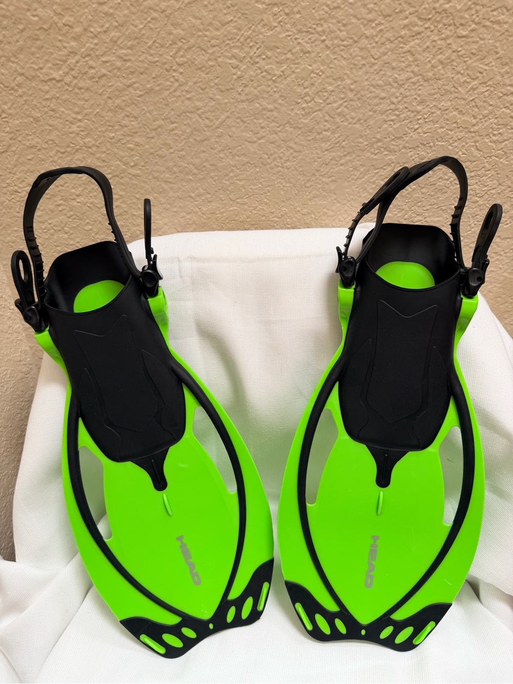 🔹Head Accessories, neon green swim or diving fins